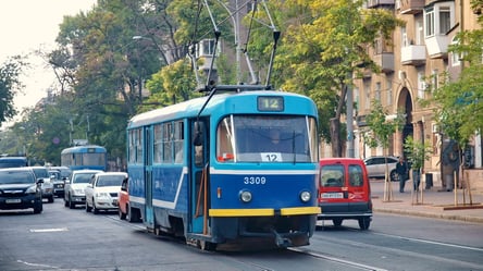 Опасные развлечения: двое детей катались по Одессе зацепившись за трамвай - 285x160