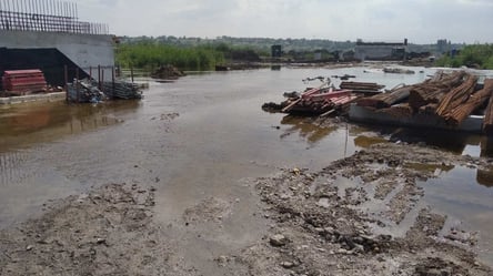 Возле Новой Одессы прорвало дамбу: вода затопила стройплощадку "Троицкого" моста - 285x160