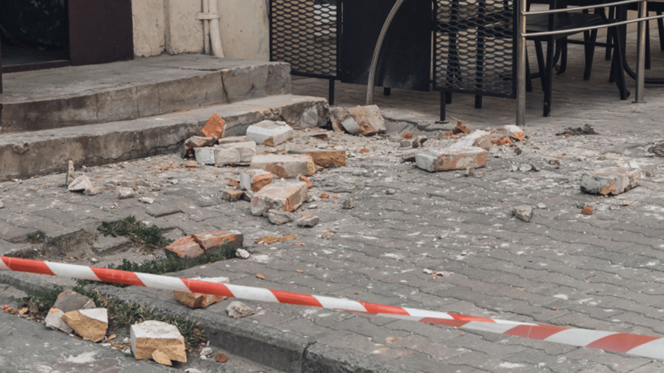 У центрі Одеси знову впав фасад - його частини розкидало по дорозі