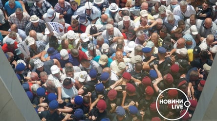 Под Радой собрались на митинг экс-силовики: начались столкновения. Фото, видео - 285x160