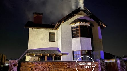 У селі Троєщина посеред ночі загорівся будинок: господар отримав сильні опіки. Фото - 285x160
