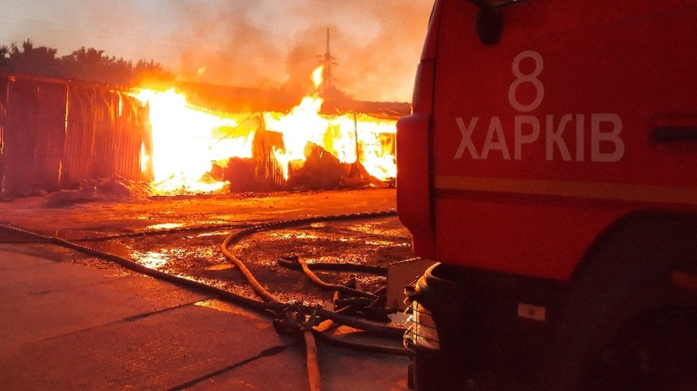Пожар на складе в Харькове - огонь тушили пожарным поездом. Фото