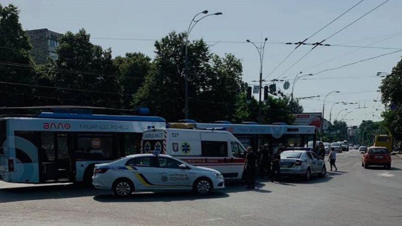 В Киеве за рулем умер водитель троллейбуса - подробности