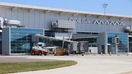Другий в Україні: в одеському аеропорту встановили скляний телетрап - 285x160