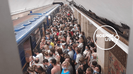 В киевском метро на рельсы упал человек: как работает транспорт - 285x160