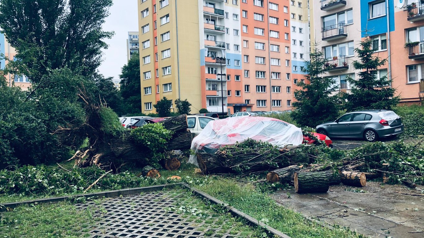 Негода в Польщі: затоплені вулиці, порвані лінії електропередач