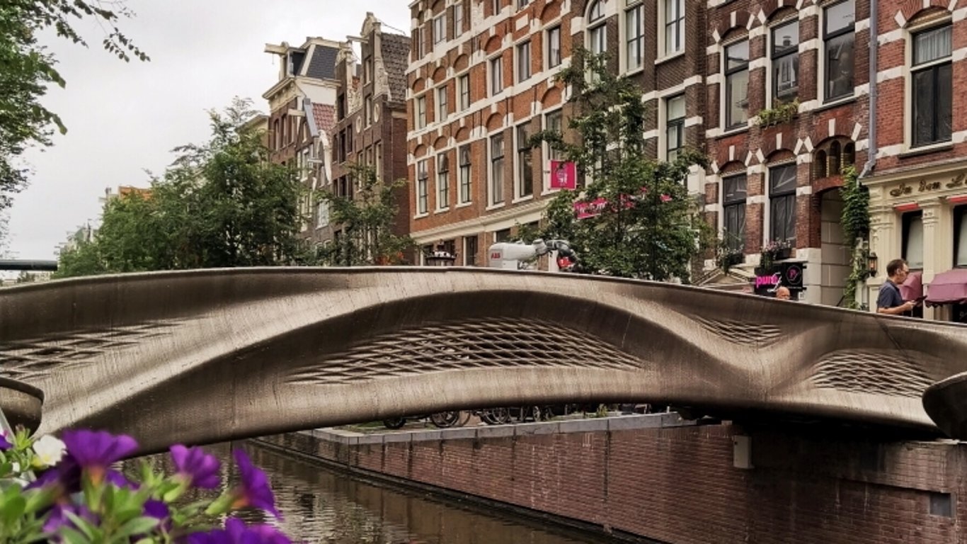 Міст надрукований на 3D-принтері відкрили в Амстердамі