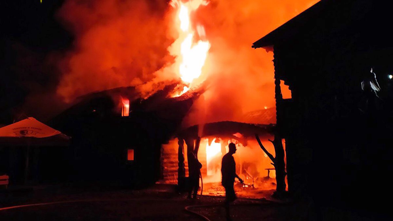 На Закарпатті блискавка вдарила в базу відпочинку - виникла пожежа. Фото