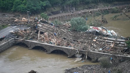 Германия продолжает "тонуть" из-за потопов: появились фото разрушенных городов и сел - 285x160