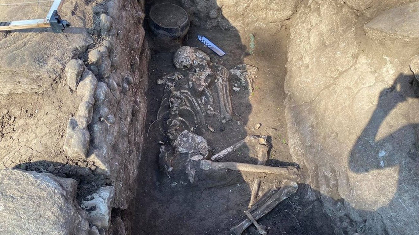 Під Маріуполем виявили стародавнє поховання вождів