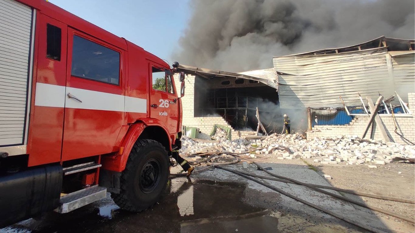 Пожар в Киеве - горит склад в Голосеевском районе. Фото