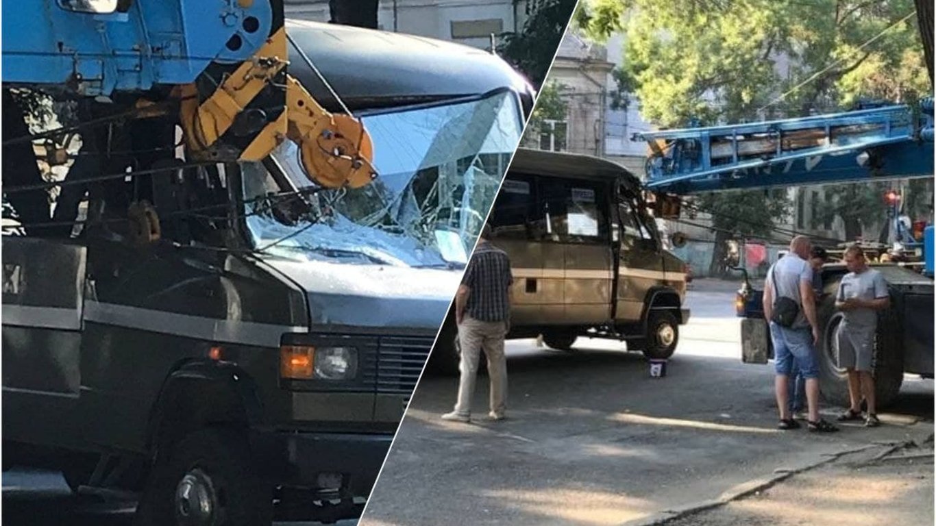 В Одессе на Степной произошло ДТП - водитель Mercedes не заметил автокран