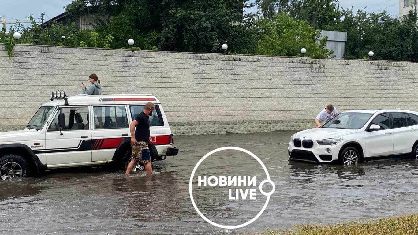 Ливень в Киеве 19 июля — на улице Автозаводской парализовало движение