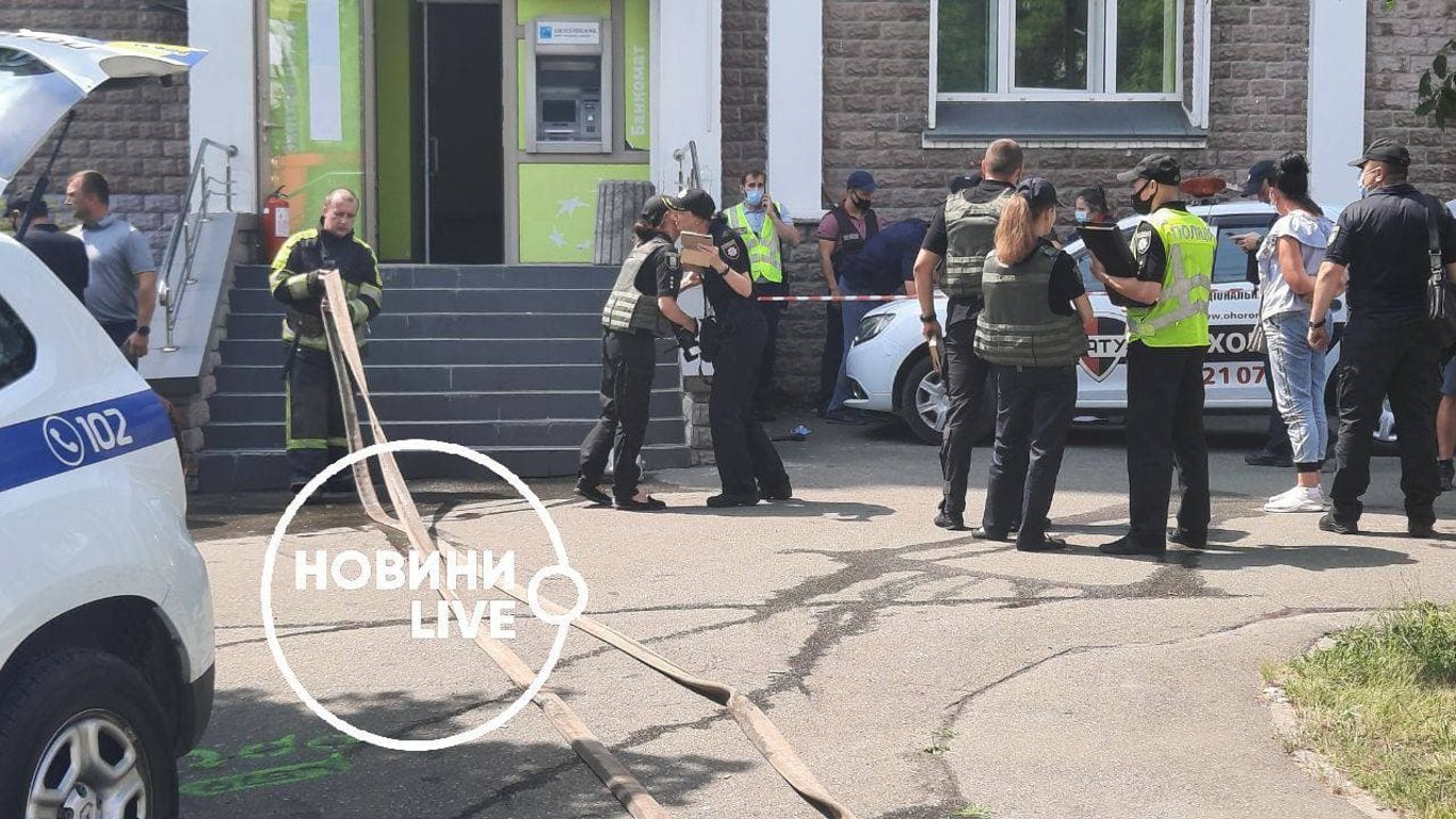 Ограбление Укрсиббанка в Киеве 20 июля — вооруженная женщина устроила пожар в отделении банка