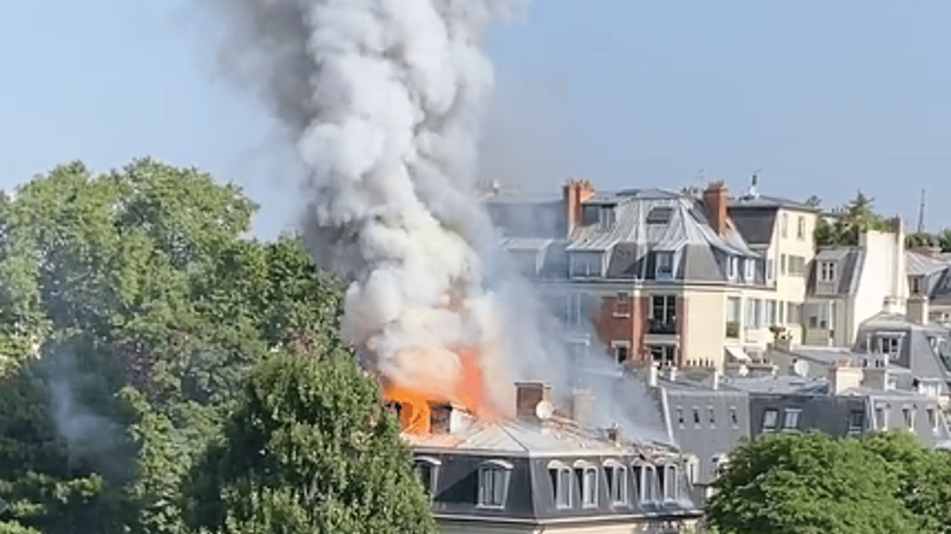В Париже произошел масштабный пожар рядом с резиденцией премьер-министра - подробности