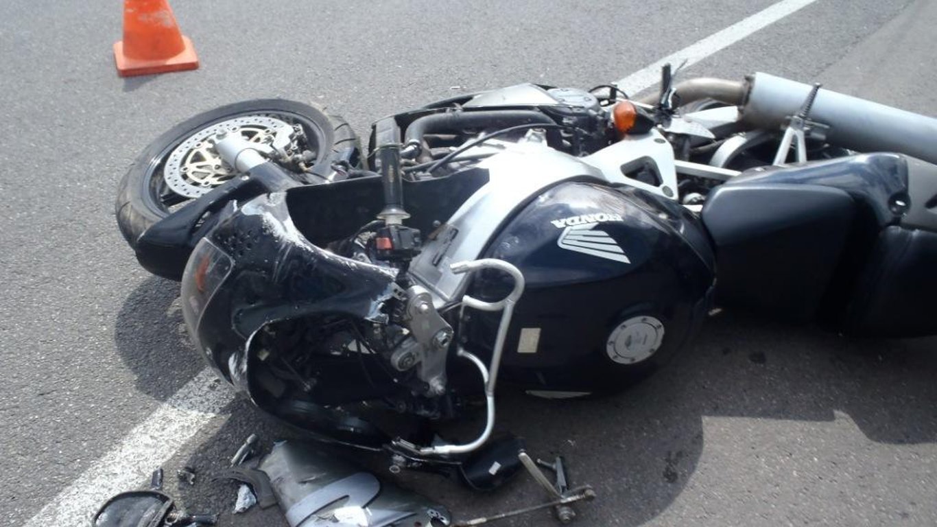 В Одессе мотоциклист вместе с подругой врезался в машину - Видео