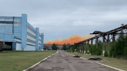 На заводе "Ровноазот" произошел взрыв: оранжевое облако понесло в город. Видео - 285x160