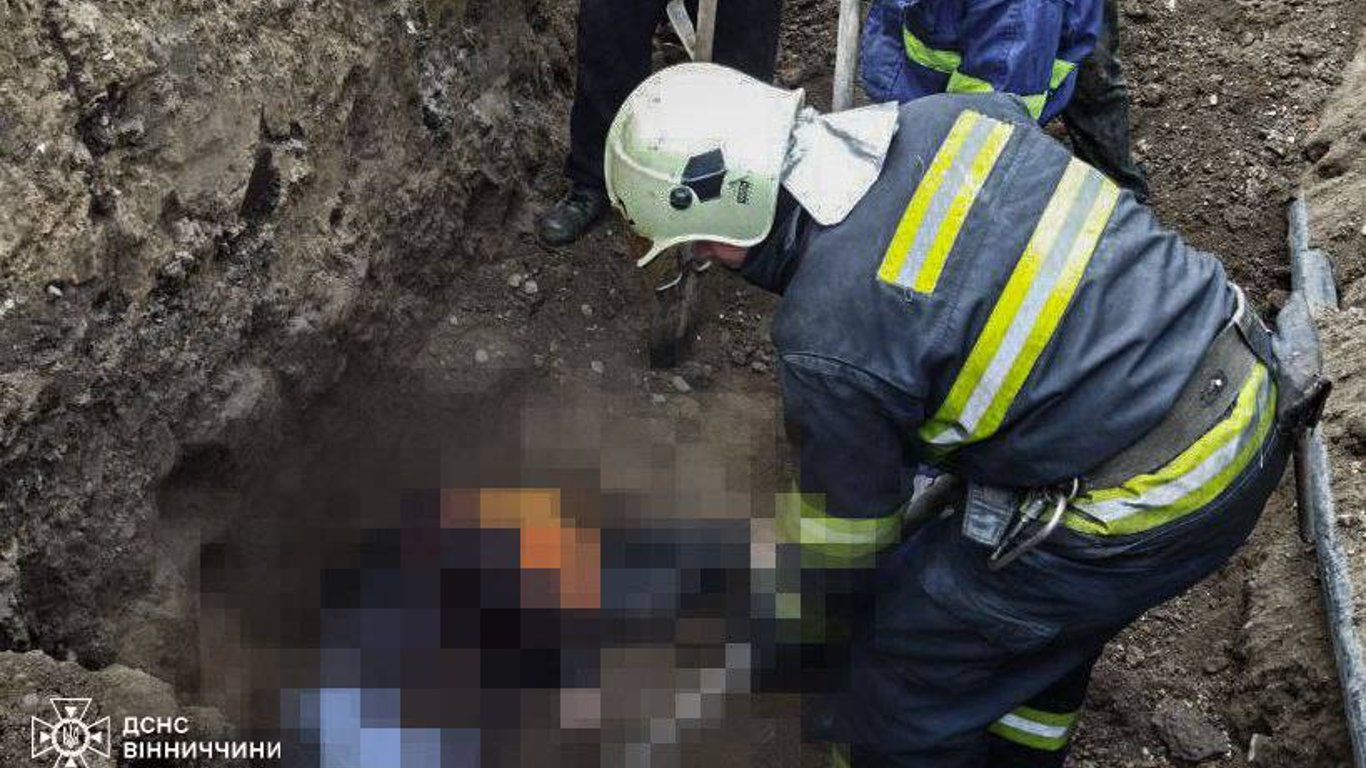 У Вінницькій області рятувальники витягли з-під завалу загиблу людину