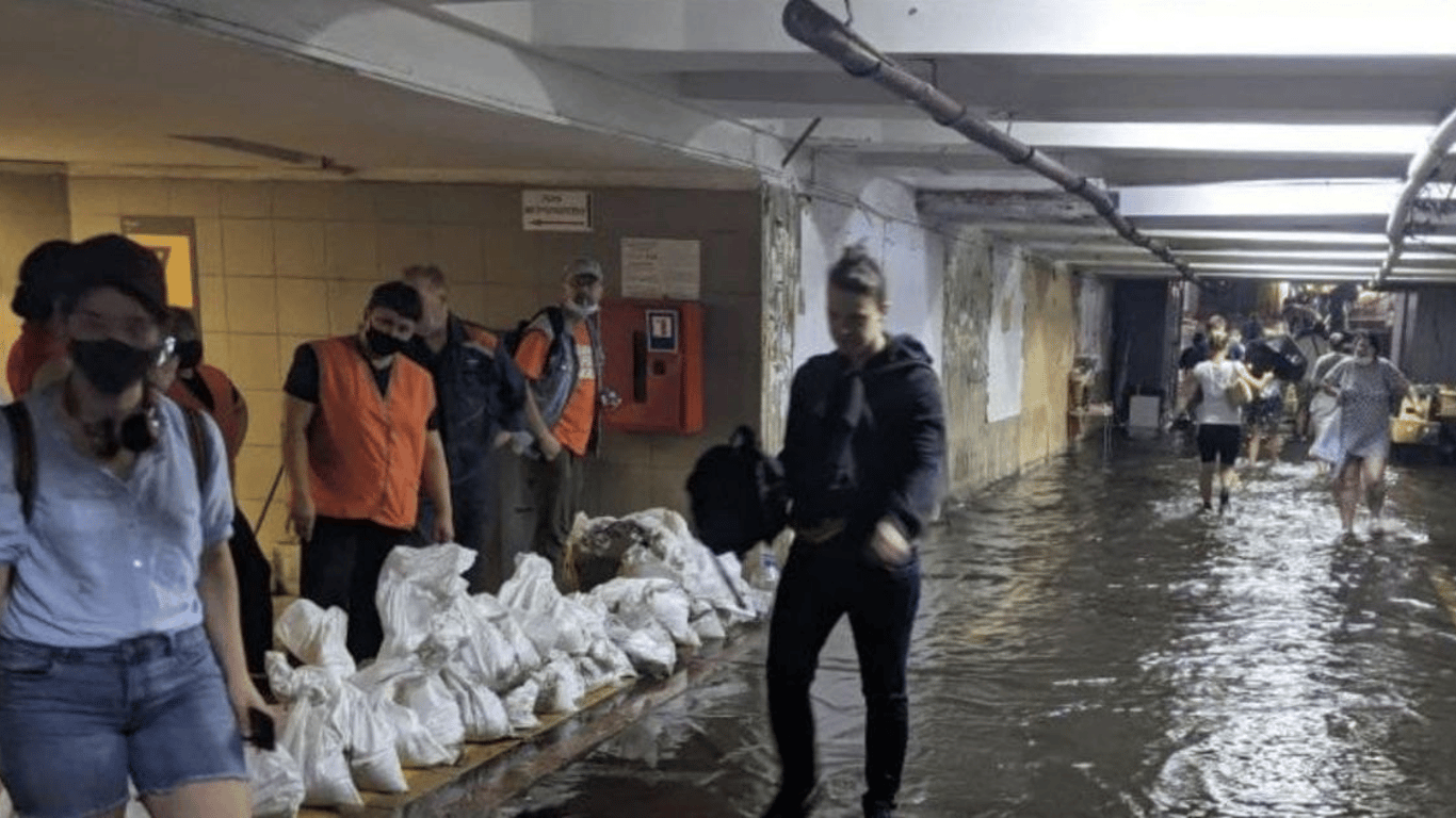 Ливни в Киеве - затопило станцию ​​метро Позняки