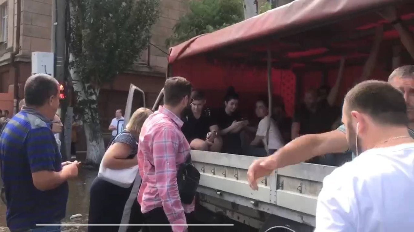 В Одессе предлагают добраться в центр в кузове грузовика