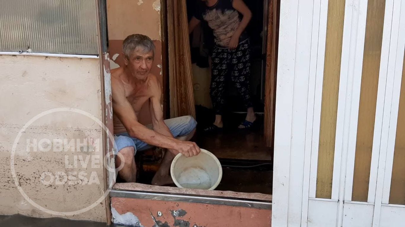 Як в Одесі люди рятують підтоплені помешкання