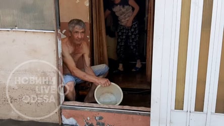 Вычерпывают воду мисками из квартир: как в Одессе люди спасают подтопленные помещения - 285x160