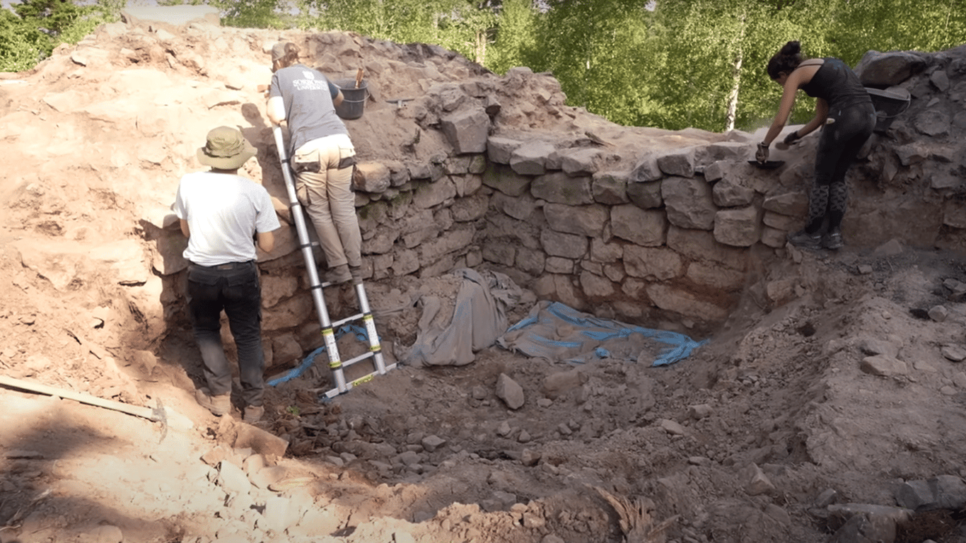 У Франції археологи знайшли стародавній замок – шокуючі кадри