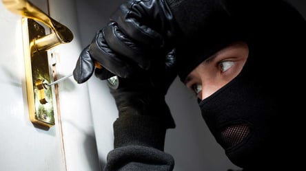 Викрадали кошти, ґаджети і кабелі зв’язку: поліція Одещини затримала трьох крадіїв - 285x160