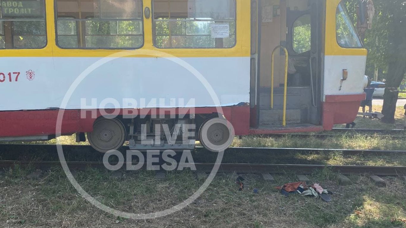 Подробности наезда трамвая на коммунальщика в Одессе