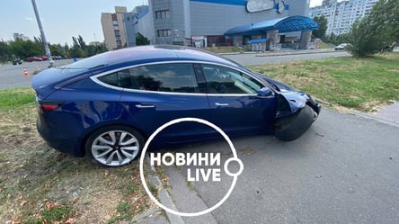 За руль посадили родители: в Киеве 9-летний ребенок на Tesla протаранил легковушку и “вылетел” на газон. Фото - 285x160