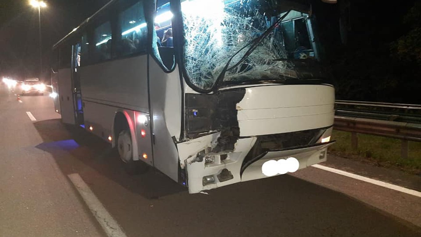 ДТП на трасі Київ-Чоп: автобус з паломниками потрапив у аварію