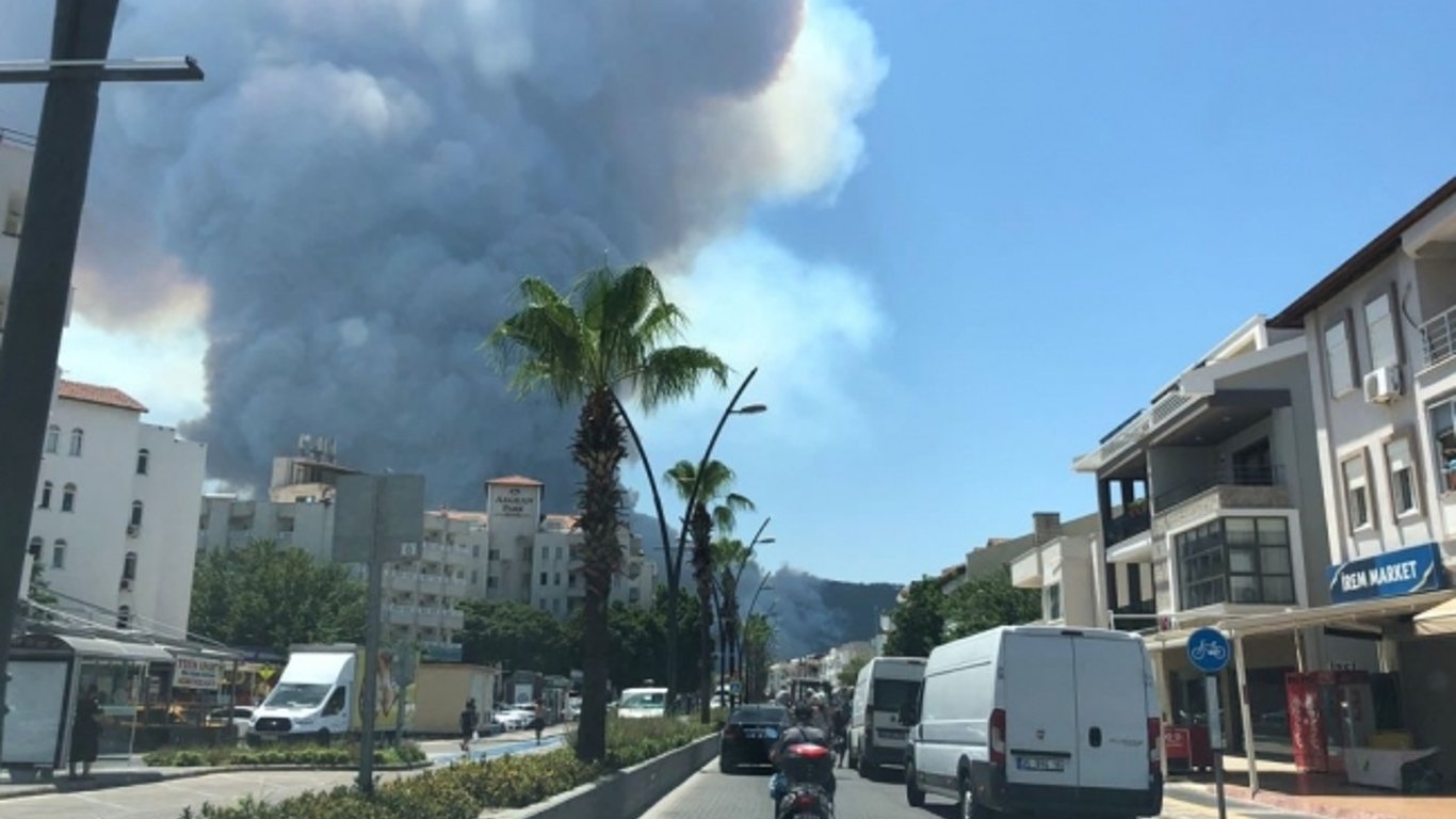 Лесные пожары в Турции - огонь окружил корортний Мармарис