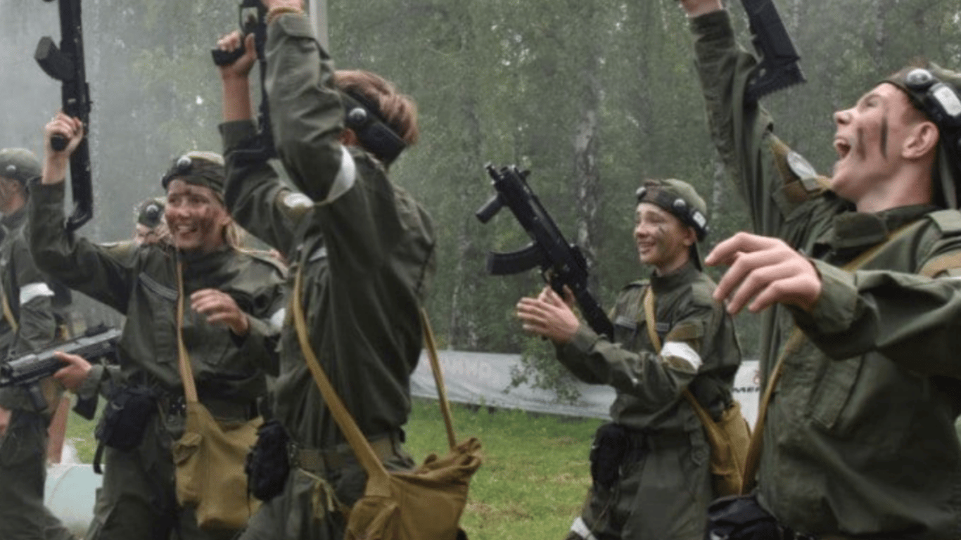 Росіяни вчать воювати українських дітей на окупованих територіях