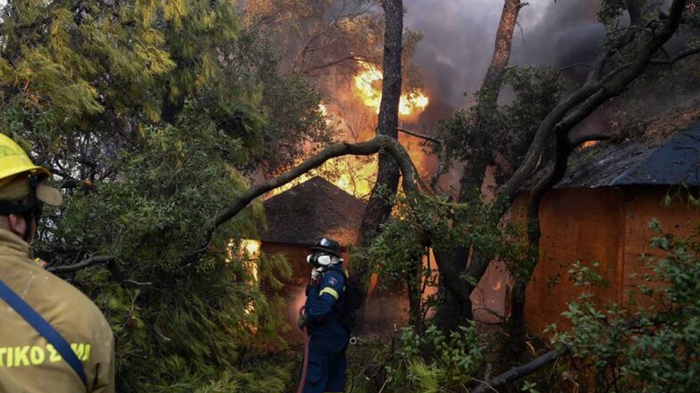 Греція горить: понад 700 пожежників гасять вогонь, а людей евакуюють. Відео