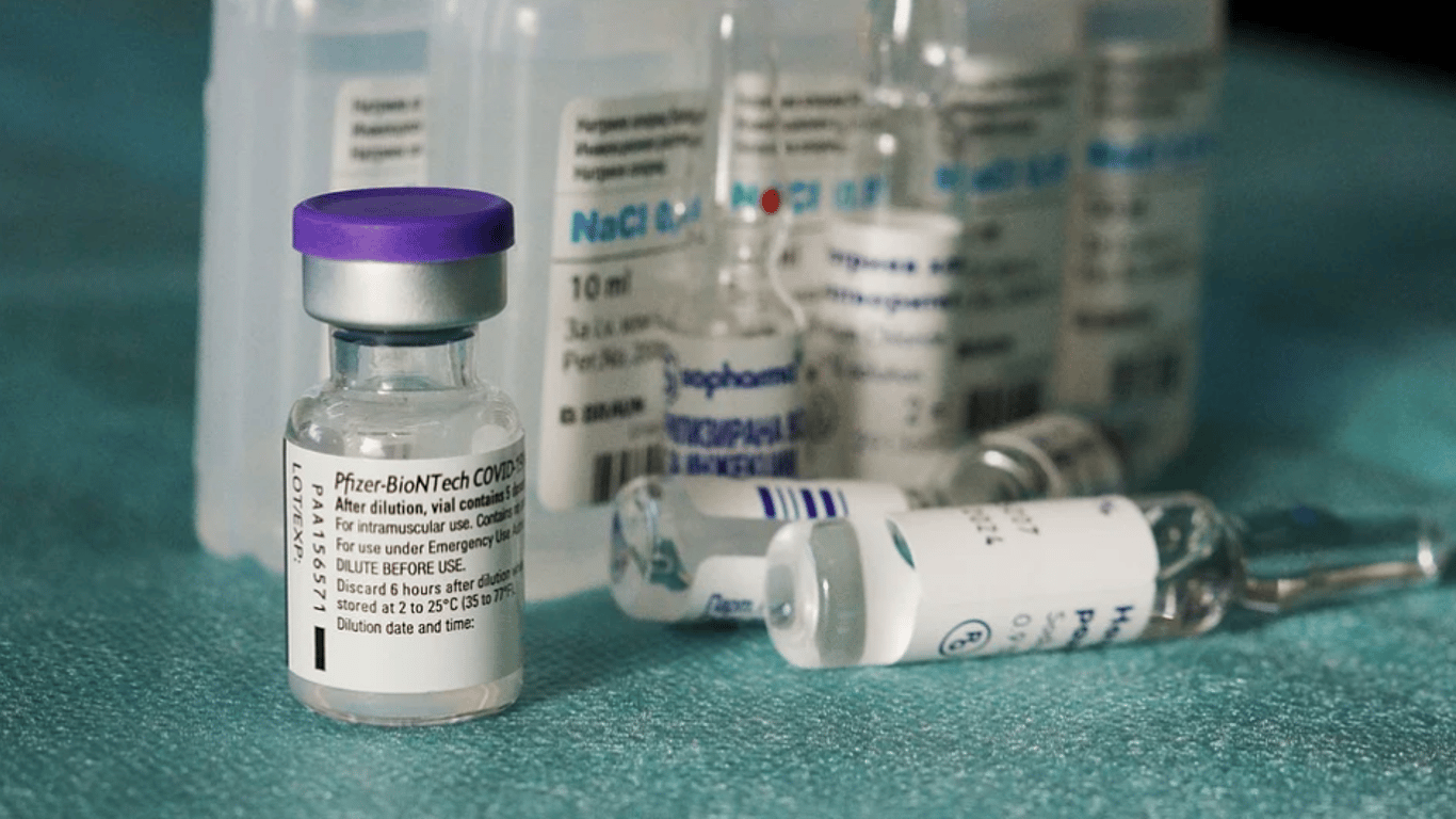 Moderna і Pfizer підвищили ціни на COVID-вакцини
