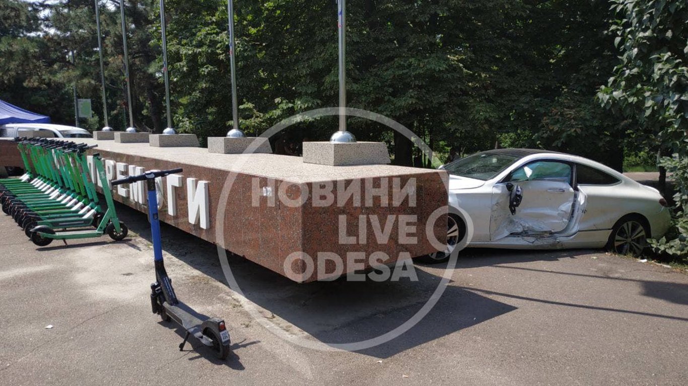 В Одессе столкнулись Mercedes и Land Rover