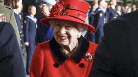 Королевский юмор: Елизавета II "потроллила" американцев, которые ее не узнали - 285x160