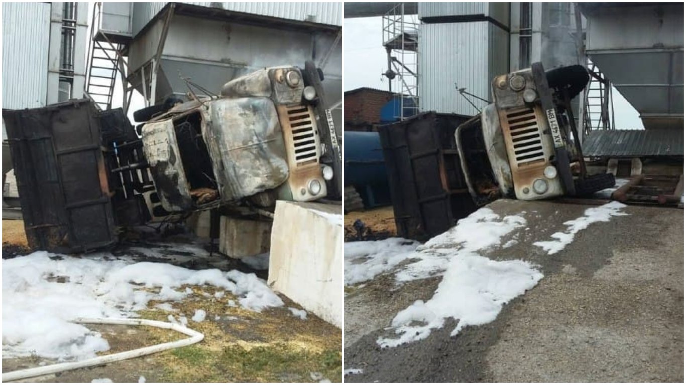 ЧП в Харьковской области - грузовик с зерном перевернулся и загорелся