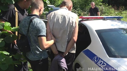 Вбив батька, викрав авто та скоїв ДТП: на Житомирщині затримали підозрюваного у жорстокому злочині. Фото, відео - 285x160