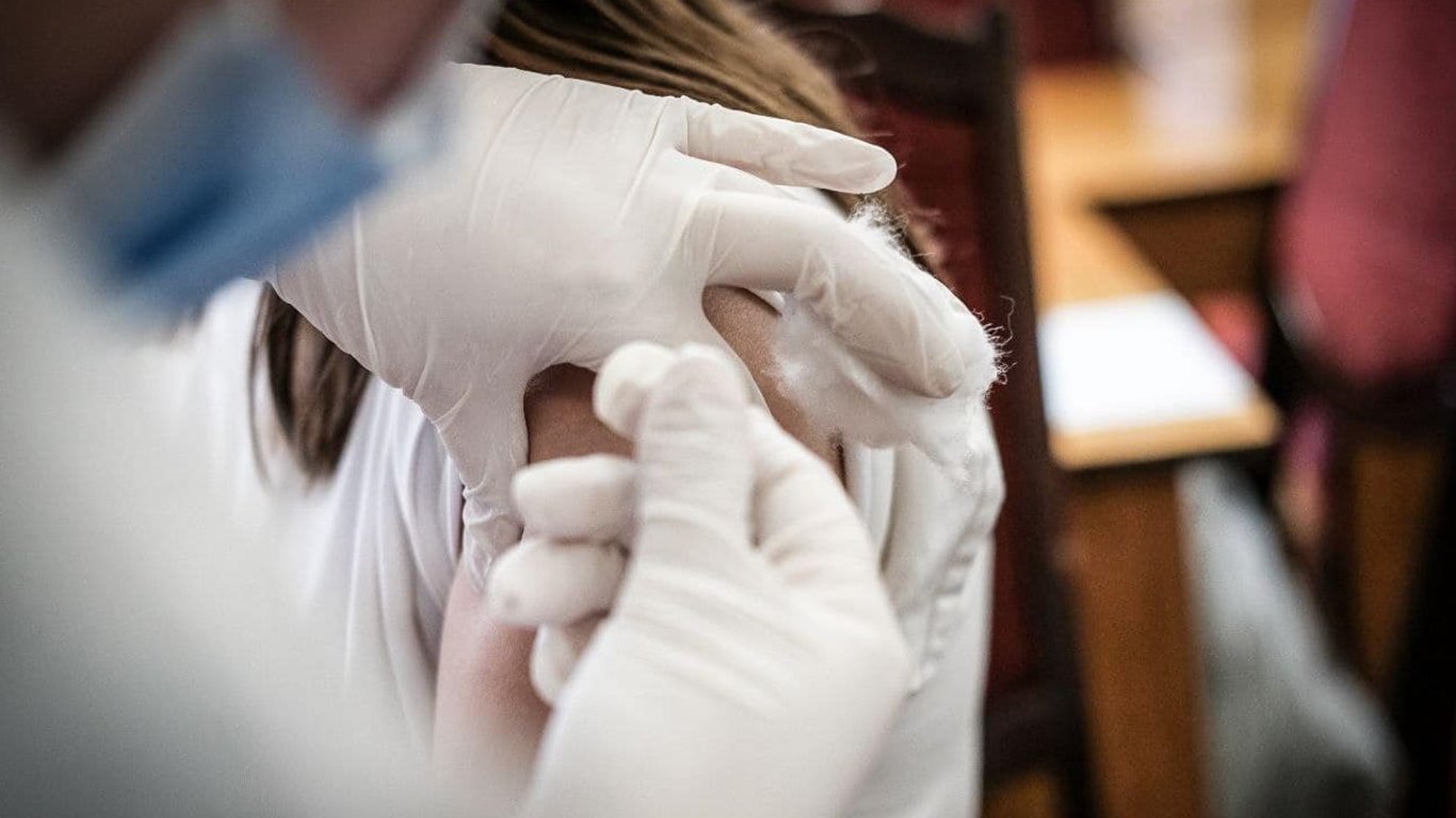 Вакцинация детей от коронавируса - в Украине сделали первые прививки