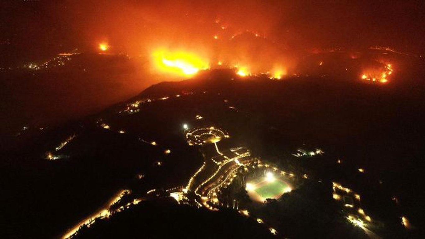 Лесные пожары в Греции - от огня спасают Древнюю Олимпию