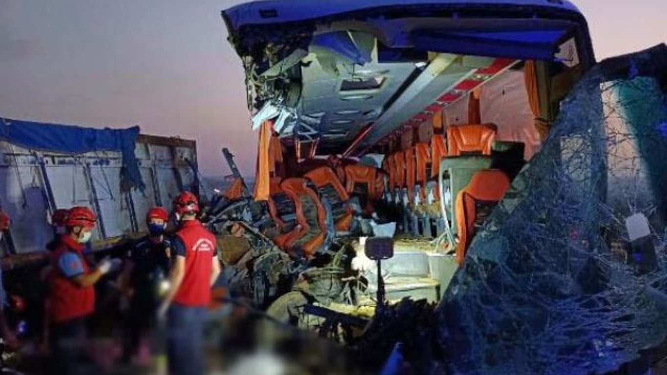 Столкновение автобуса с грузовиком в Турции - есть погибшие. Видео
