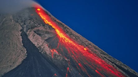 Люди покидают свои дома: в Индонезии начал извергаться вулкан. Видео - 285x160