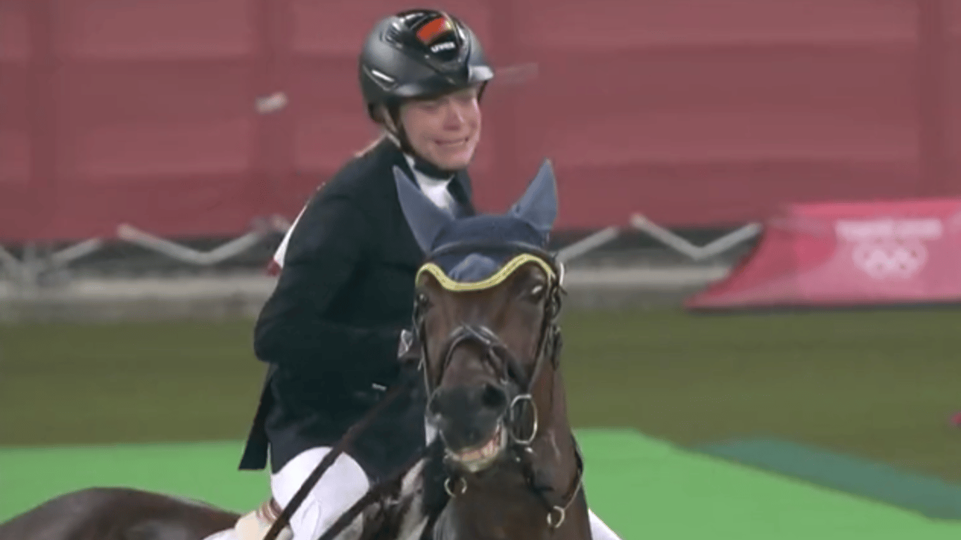 Олимпиада в Токио — немецкую спортсменку подвел конь и довел ее до слез