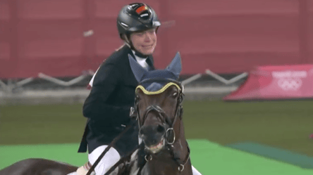 Не приніс “золота”: на Олімпіаді німецьку спортсменку підвів кінь та довів її до сліз. Відео - 285x160