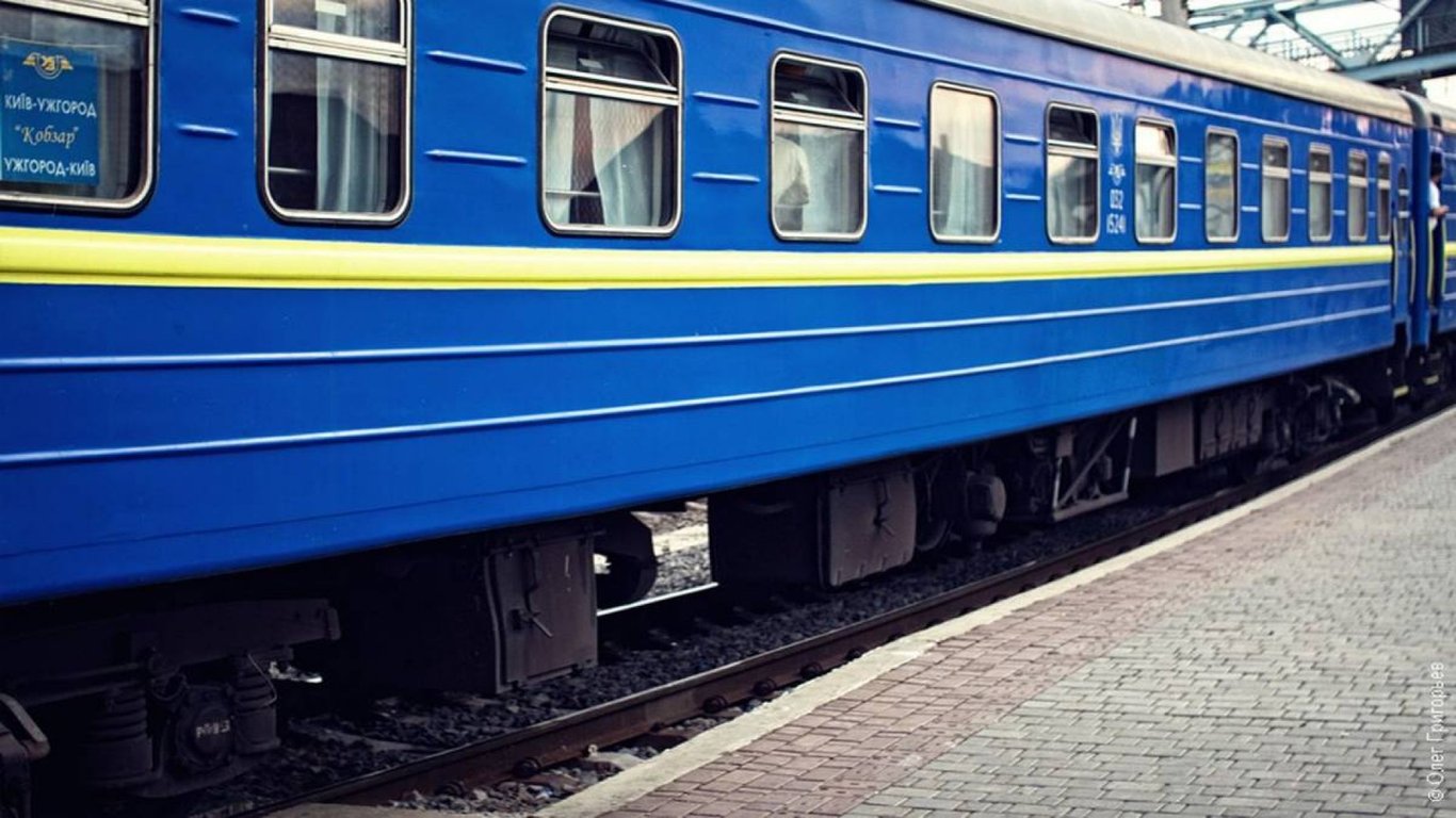 У поїзді "Укрзалізниці" п’яний пасажир чіплявся до дівчат - подробиці скандалу