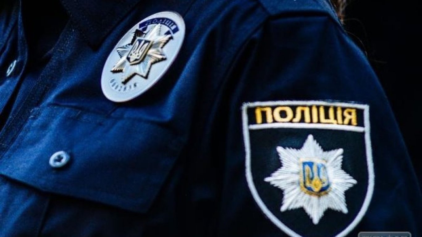Неадекватный житель Харькова в голом виде набросился на трех полицейских