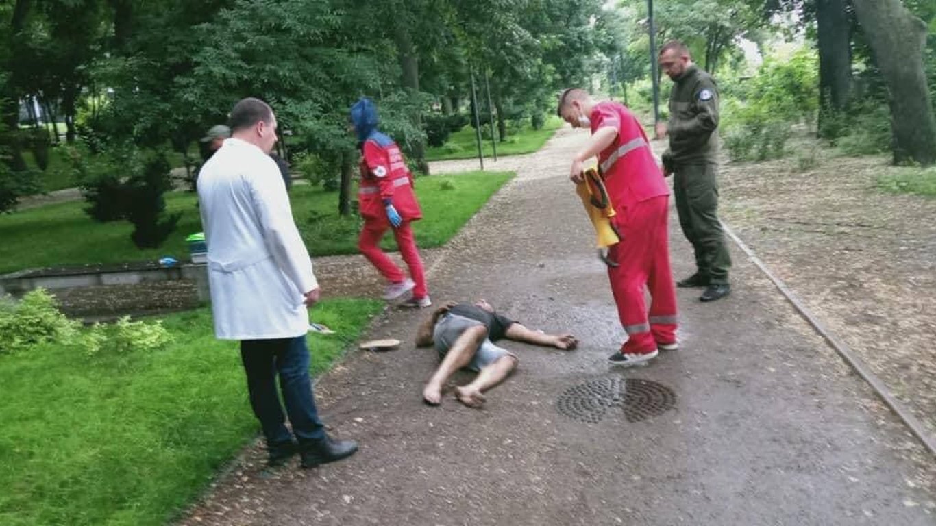 В Одесі в парку знайшли чоловіка без свідомості