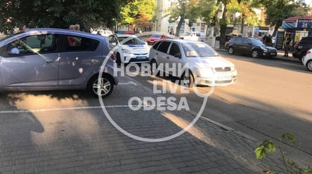 В Одессе столкнулись ВАЗ и Skoda: в одном из автомобилей находилась семья с маленьким ребенком. Видео - 285x160