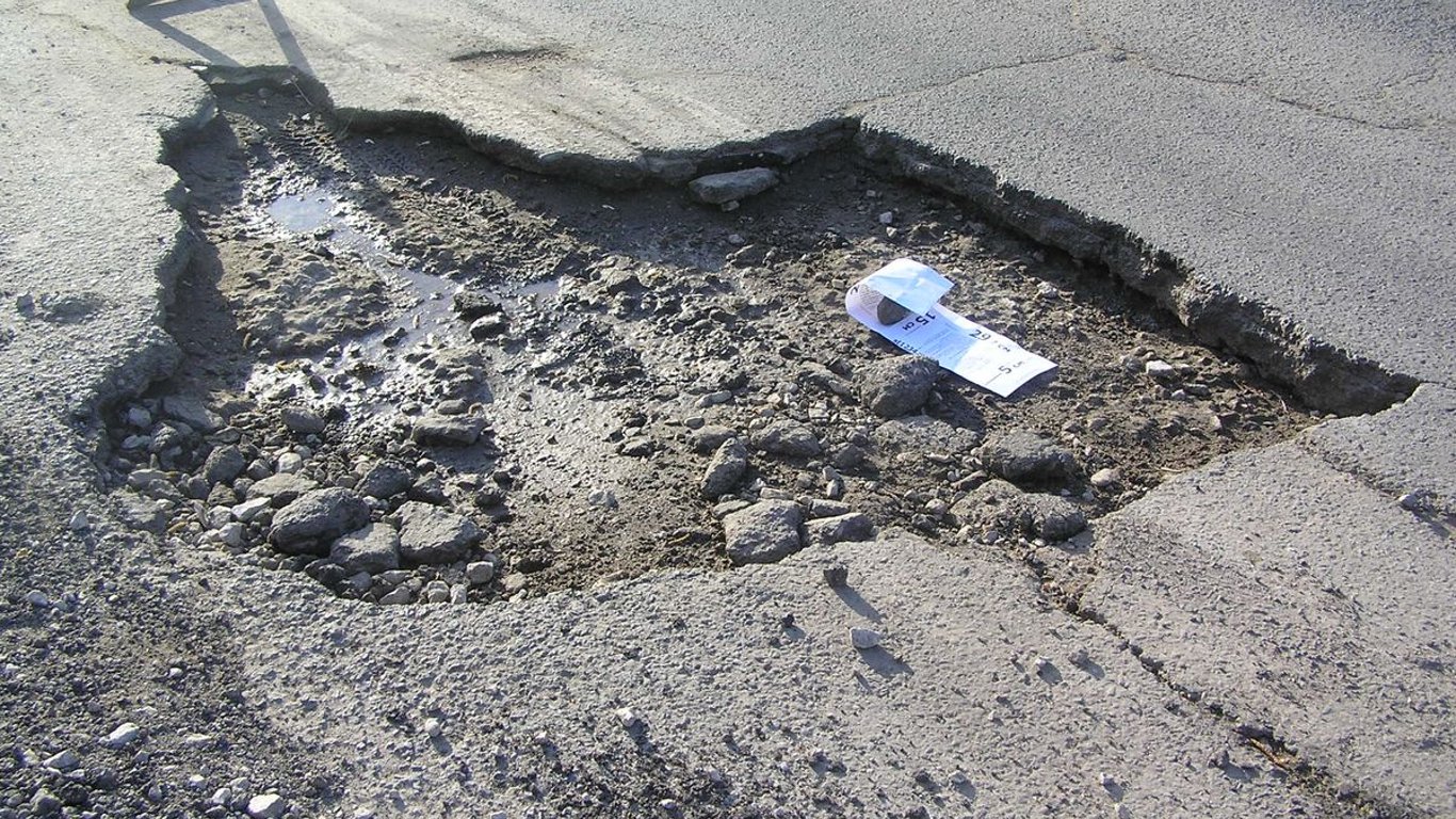 Харьковчане просят отремонтировать пешеходную дорожку